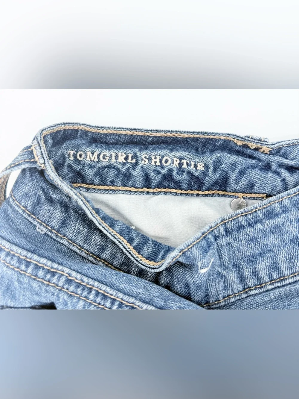 American Eagle Tomgirl Shorts Women’s Size 8 Distressed Denim Cutoff Frayed Hem